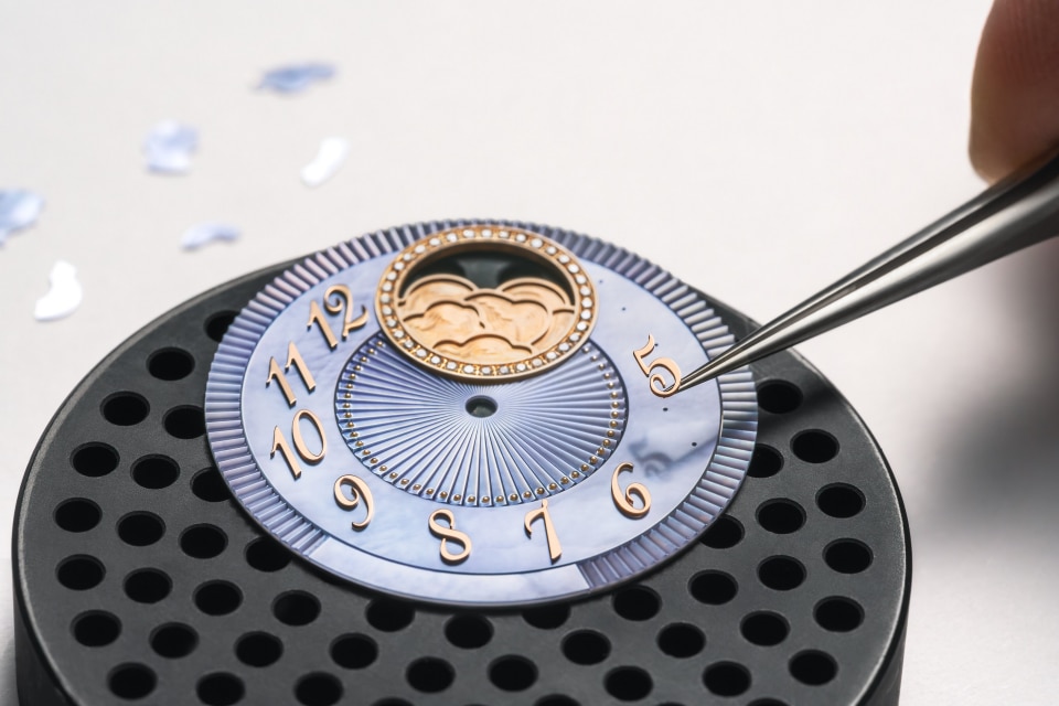 其他视图 - 新闻报道 - 腕表 - Égérie伊灵女神系列月相腕表 - 37毫米 粉红金 隽永 缎面效果小牛皮, 小牛皮, 鳄鱼皮 表带