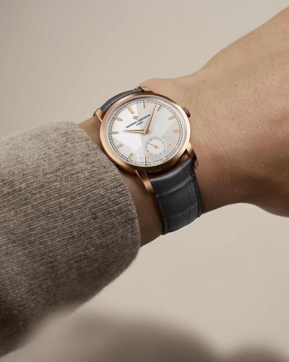 Alternative view - Lifestyle product photo - Watch - Traditionnelle manual-winding - 38 mm Pink Gold with Alligator leather strap