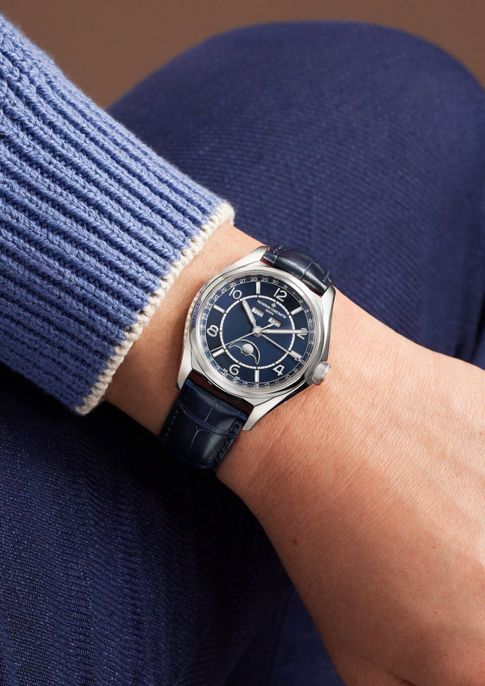 - Lifestyle product photo - Watch - Fiftysix complete calendar - 40 mm Steel with Alligator leather strap