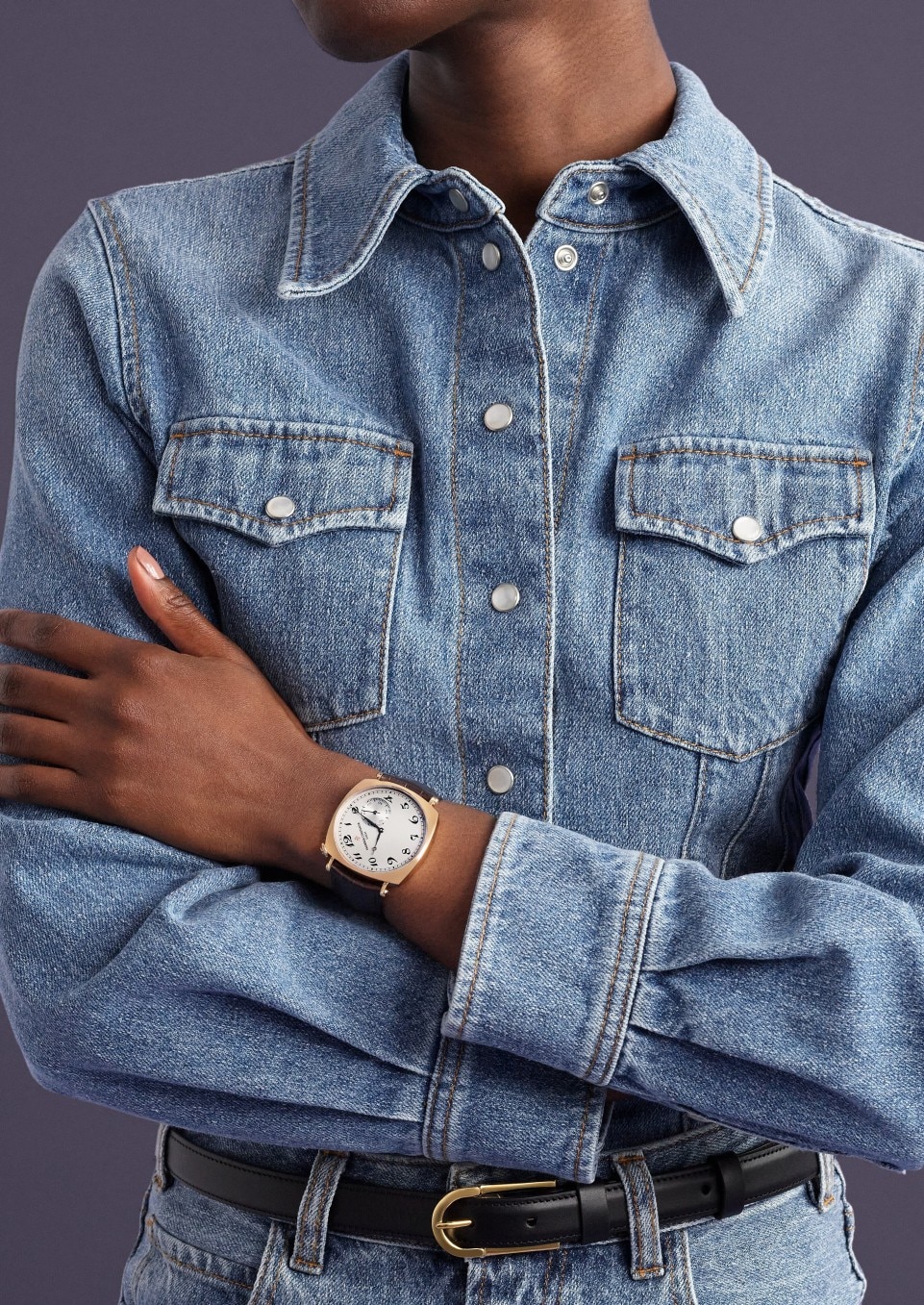Other view - Lifestyle product photo - Watch - Historiques American 1921 - 40x40 mm Pink Gold with Alligator leather strap