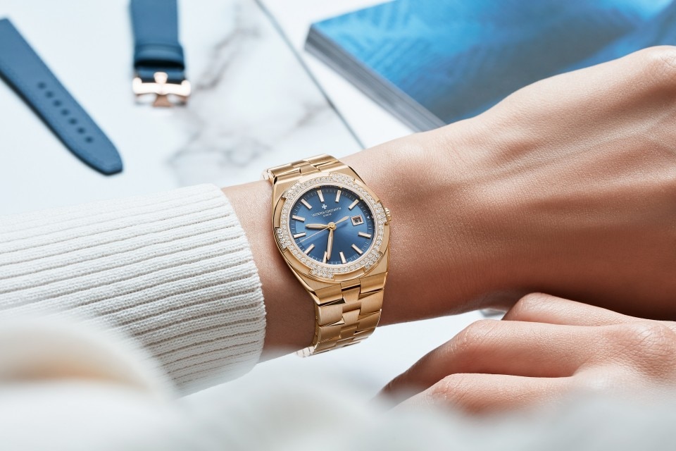 Other view - Lifestyle product photo - Watch - Overseas quartz - 33 mm Pink Gold with Calfskin leather, Rubber straps