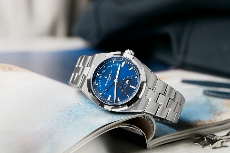 Other view - Lifestyle product photo - Watch - Overseas moon phase retrograde date - 41 mm Steel with Grained calfskin leather, Rubber straps