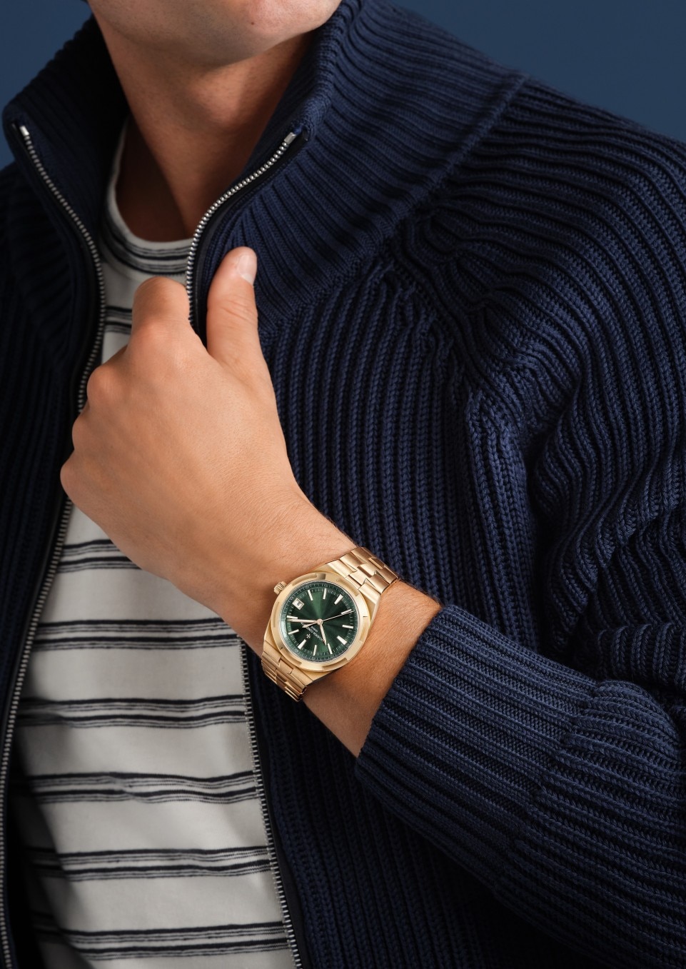 - Lifestyle product photo - Watch - Overseas self-winding - 41 mm Pink Gold with Grained calfskin leather, Rubber straps