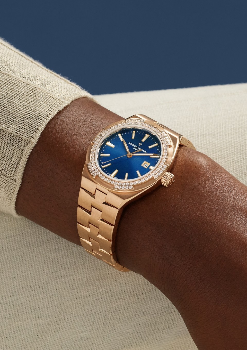 - Lifestyle product photo - Watch - Overseas self-winding - 35 mm Pink Gold with Grained calfskin leather, Rubber straps