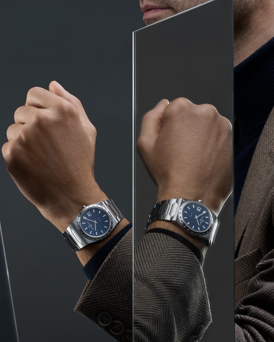 Alternative view - Lifestyle product photo - Watch - Historiques 222 - 37 mm Steel with strap