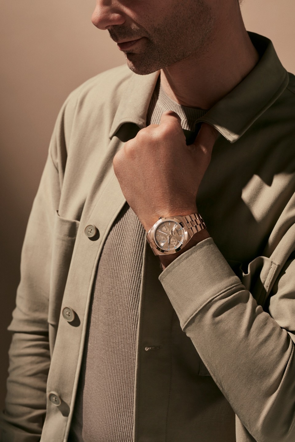Alternative view - Lifestyle product photo - Watch - Overseas perpetual calendar ultra-thin - 41.5 mm Pink Gold with Rubber strap