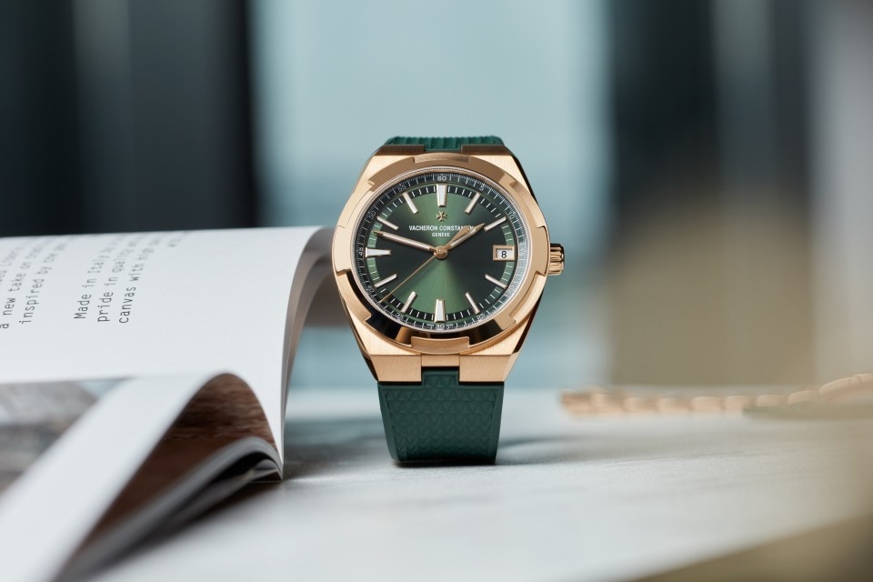 Other view - Lifestyle product photo - Watch - Overseas self-winding - 41 mm Pink Gold with Grained calfskin leather, Rubber straps