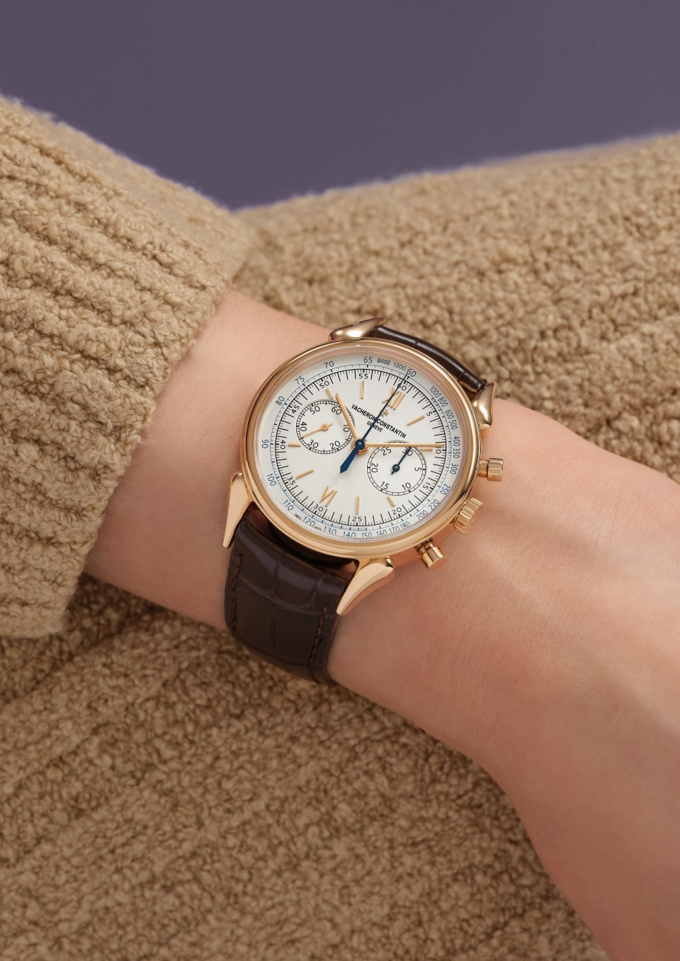 - Lifestyle product photo - Watch - Historiques Cornes de vache 1955 - 38.5 mm Pink Gold with Alligator leather strap