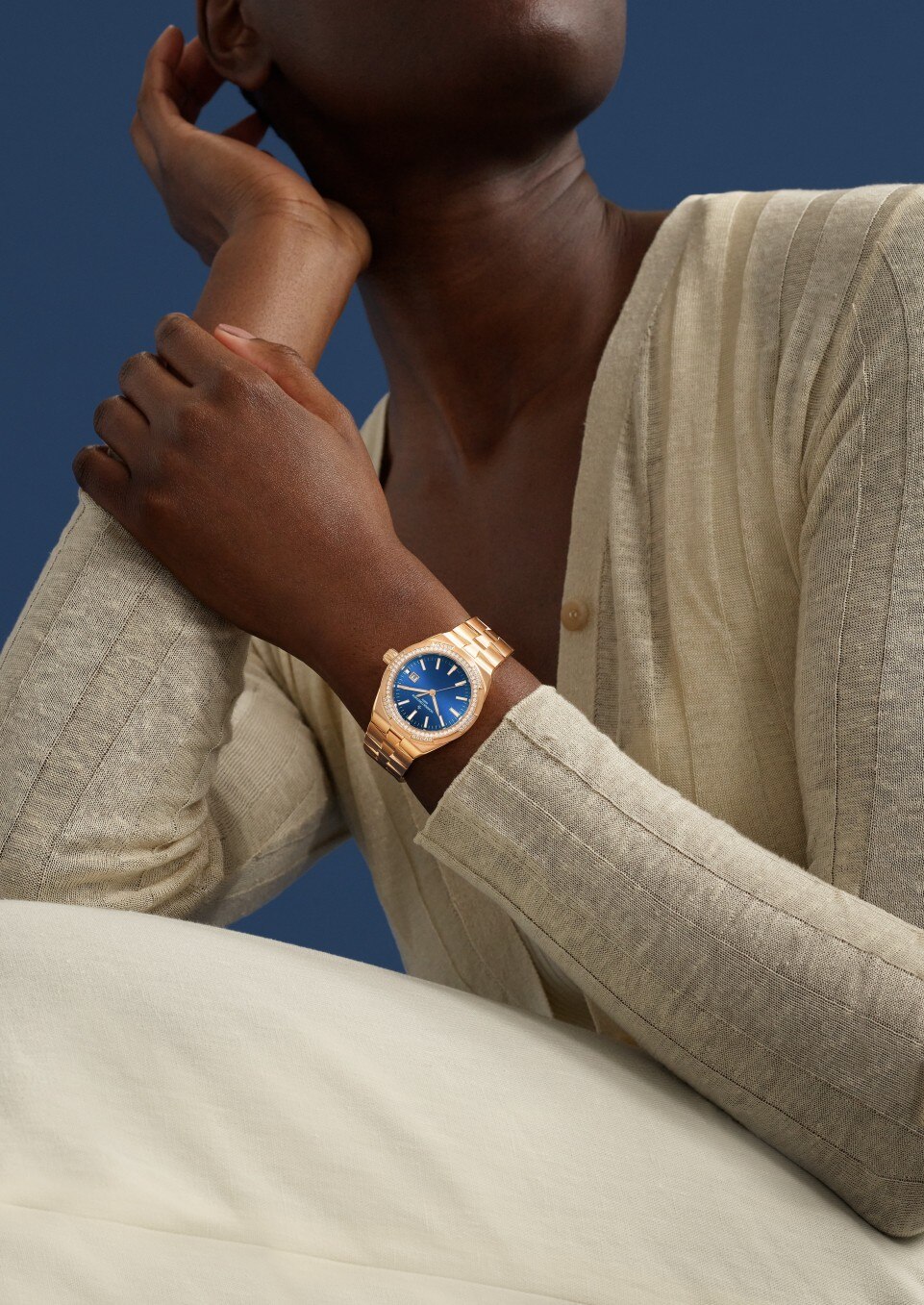 - Lifestyle product photo - Watch - Overseas self-winding - 35 mm Pink Gold with Grained calfskin leather, Rubber straps