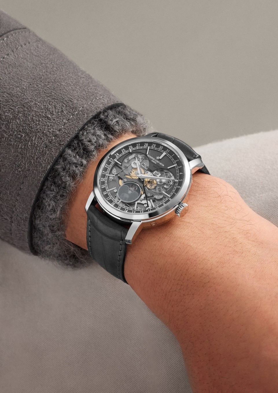 - Lifestyle product photo - Watch - Traditionnelle complete calendar openface - 41 mm White Gold with Alligator leather strap