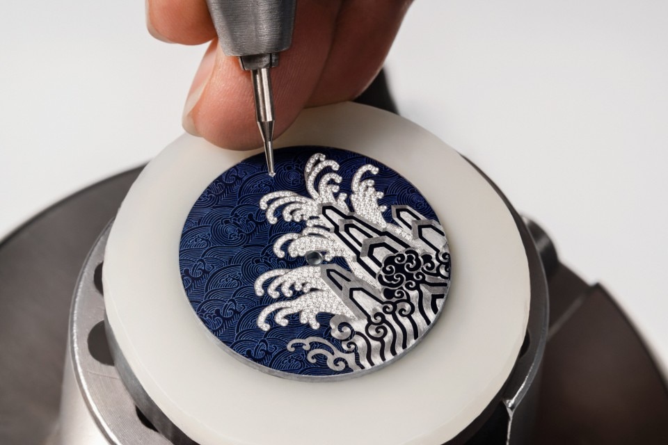 Other view - Image - Watch - Métiers d’Art Tribute to traditional symbols - Moonlight slivers - 38 mm White Gold with Alligator leather strap