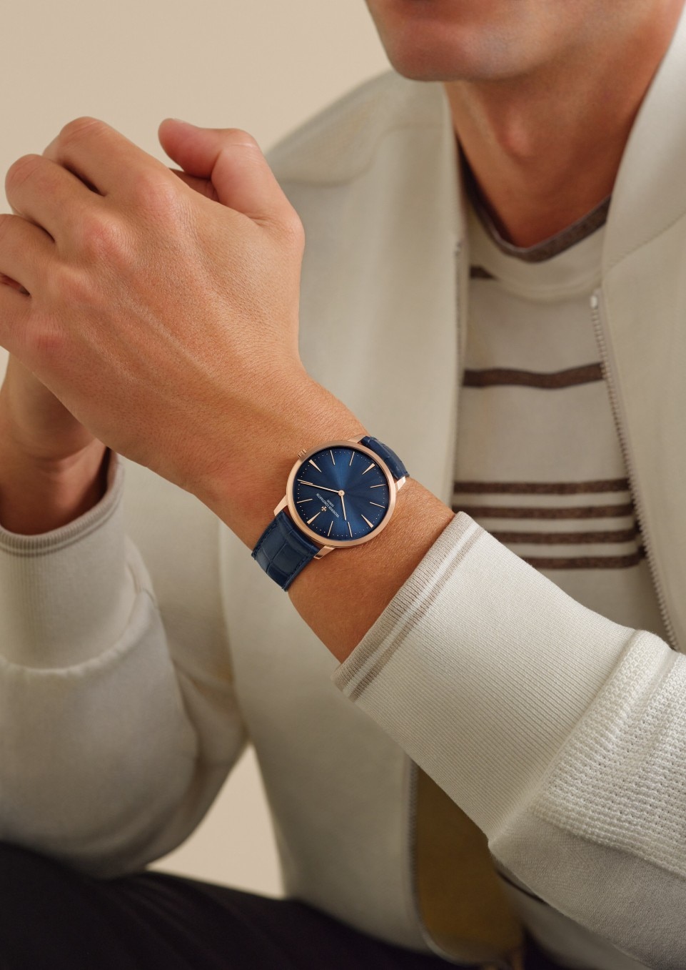 - Lifestyle product photo - Watch - Patrimony manual-winding - 40 mm Pink Gold with Alligator leather strap
