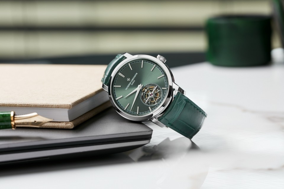 Other view - Lifestyle product photo - Watch - Traditionnelle tourbillon - 41 mm Platinum with Alligator leather strap