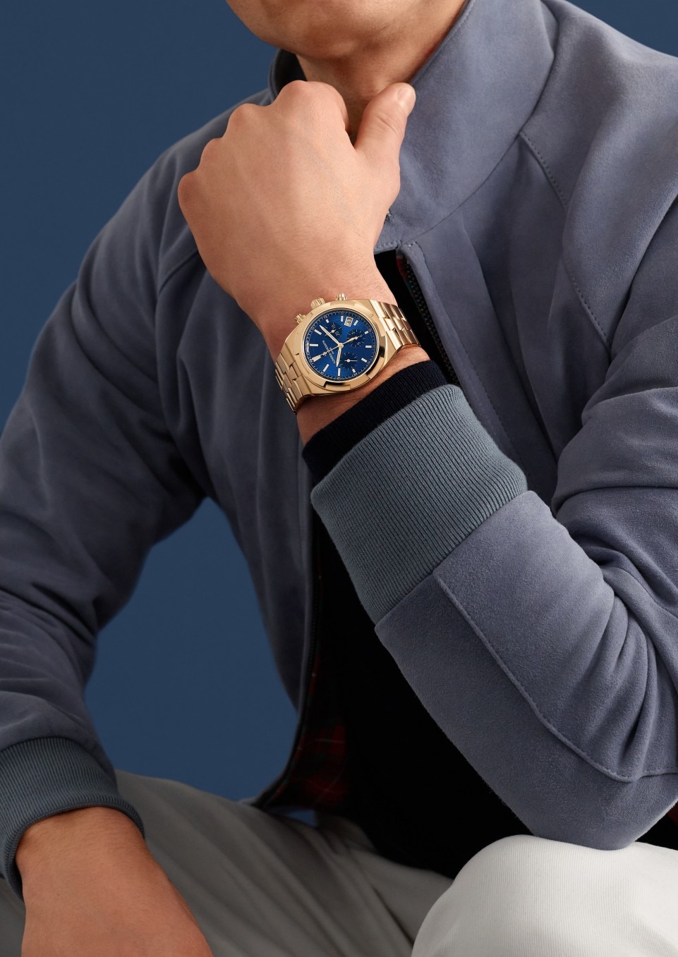 - Lifestyle product photo - Watch - Overseas chronograph - 42.5 mm Pink Gold with Rubber, Grained calfskin leather straps