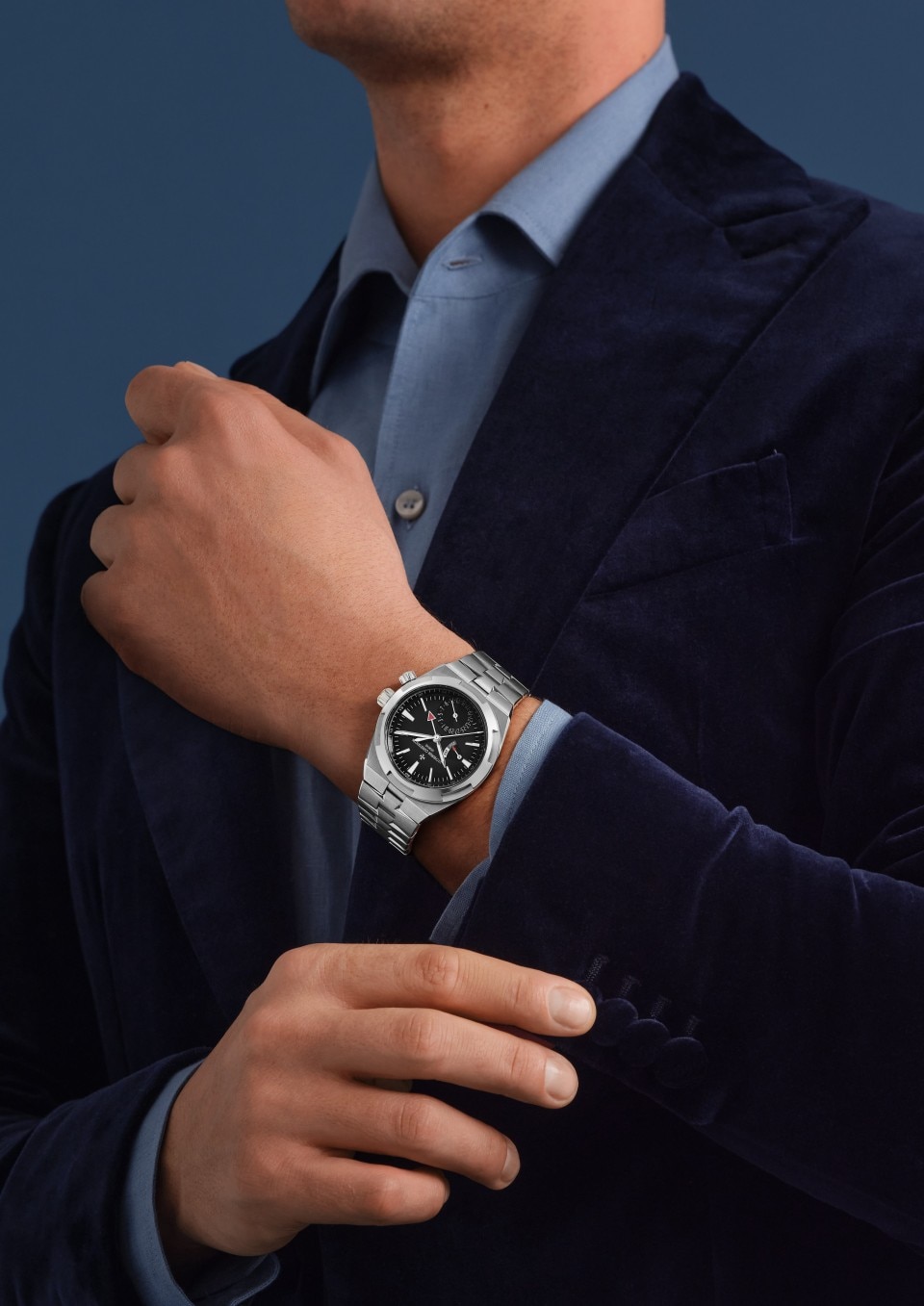 - Lifestyle product photo - Watch - Overseas dual time - 41 mm Steel with Rubber, Grained calfskin leather straps