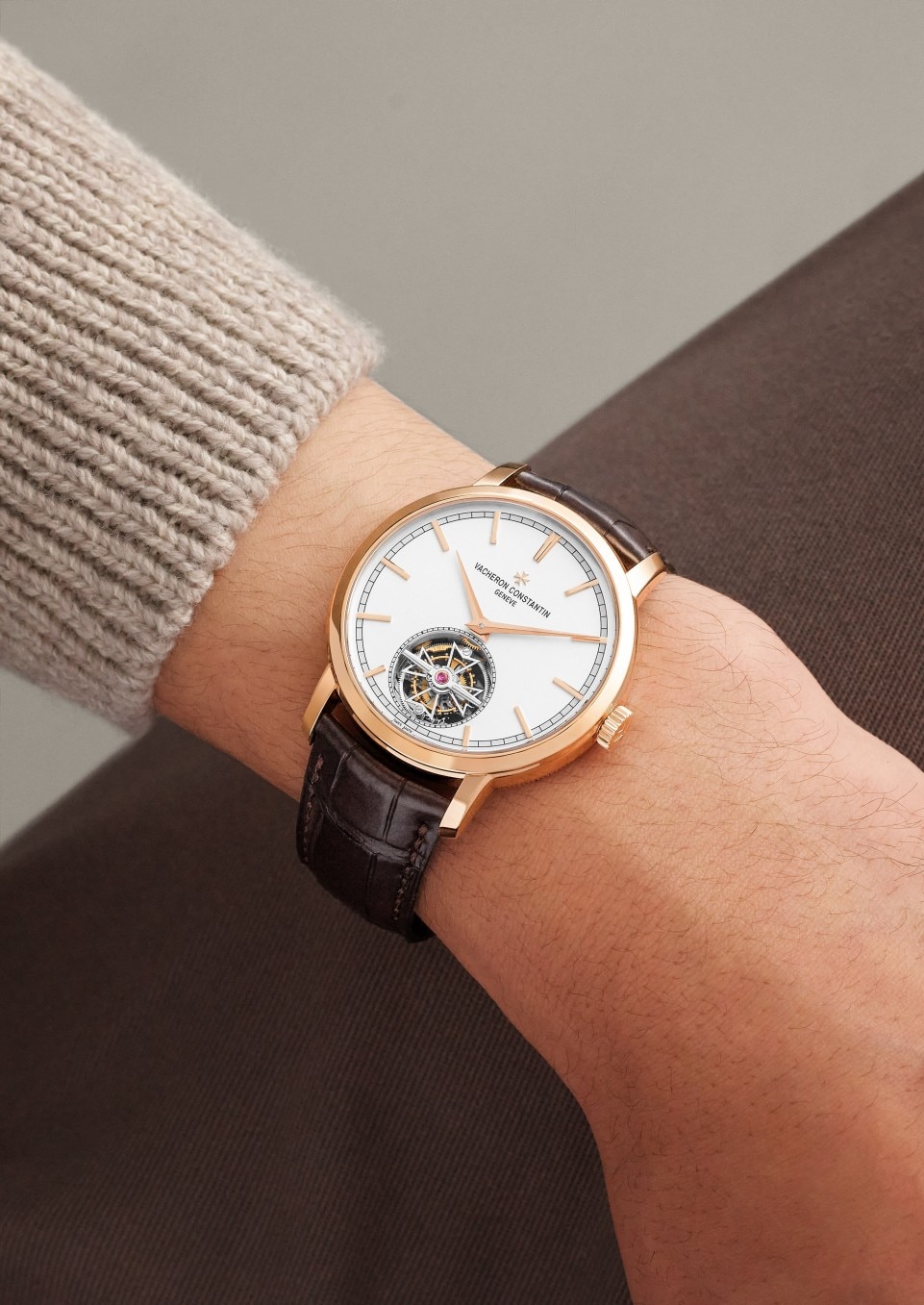 - Lifestyle product photo - Watch - Traditionnelle tourbillon - 41 mm Pink Gold with Alligator leather strap