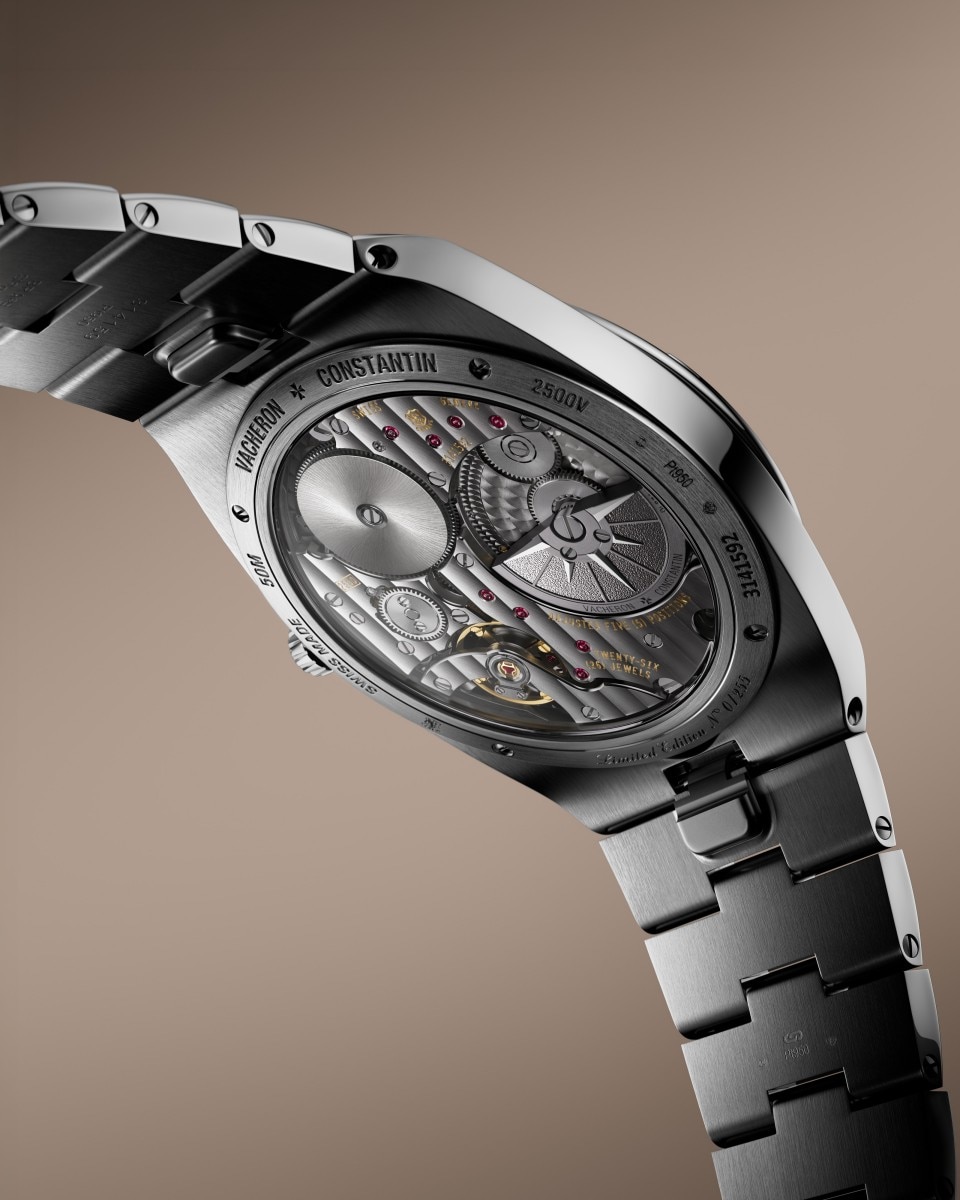 3/4 view - Image - Watch - Overseas self-winding ultra-thin - 39.55 mm Platinum with Rubber, Alligator leather, 950 platinum straps