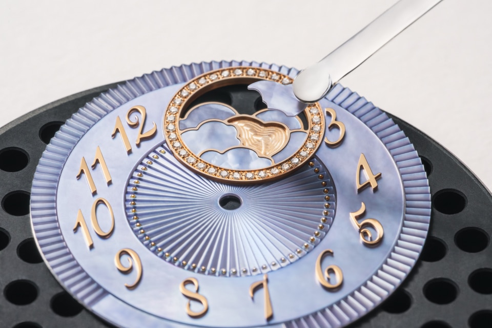 其他视图 - 新闻报道 - 腕表 - Égérie伊灵女神系列月相腕表 - 37毫米 粉红金 隽永 缎面效果小牛皮, 小牛皮, 鳄鱼皮 表带