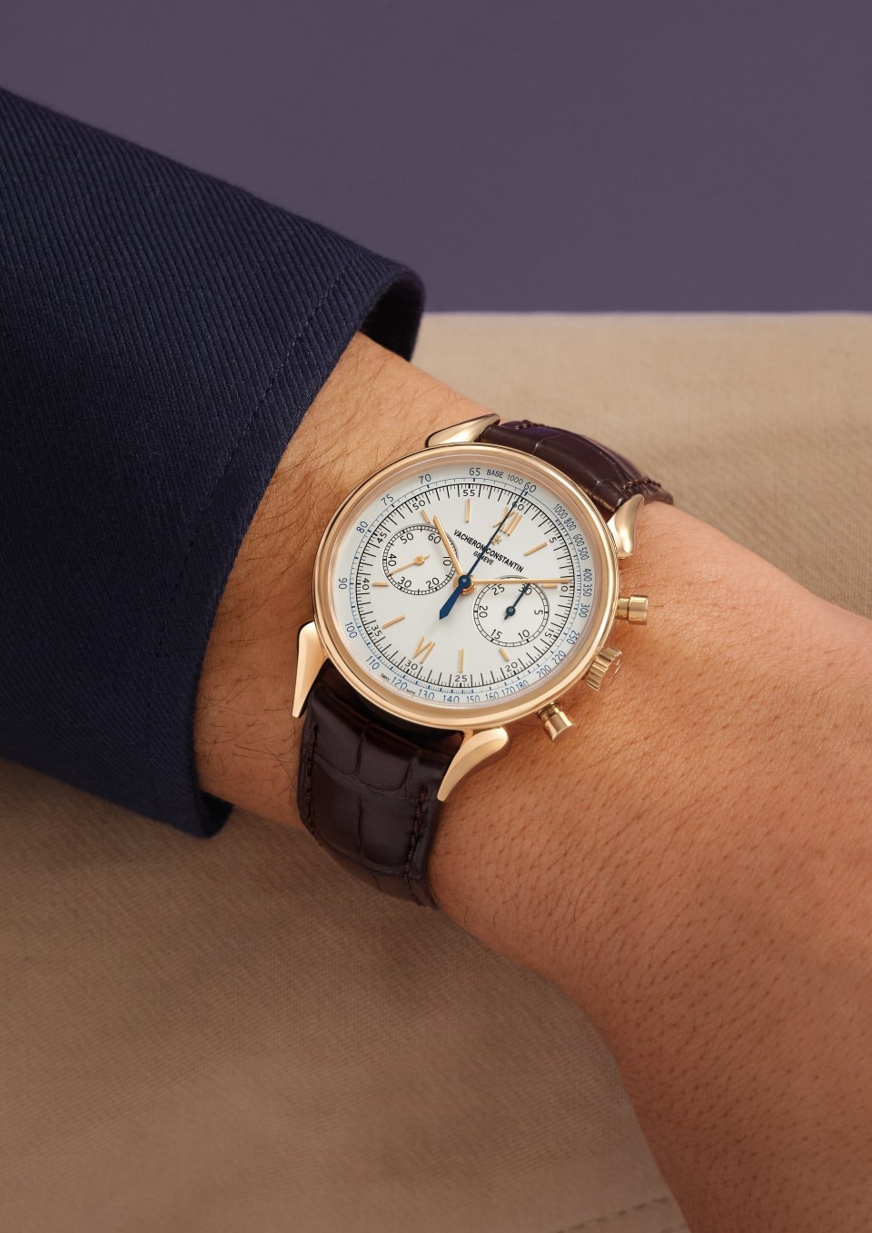 - Lifestyle product photo - Watch - Historiques Cornes de vache 1955 - 38.5 mm Pink Gold with Alligator leather strap