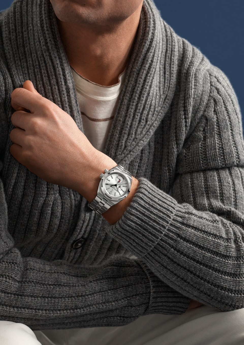 - Lifestyle product photo - Watch - Overseas dual time - 41 mm Steel with Rubber, Grained calfskin leather straps
