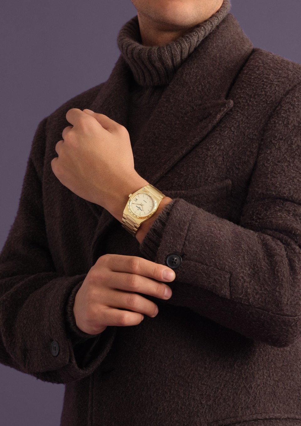 - Lifestyle product photo - Watch - Historiques 222 - 37 mm Yellow Gold with strap