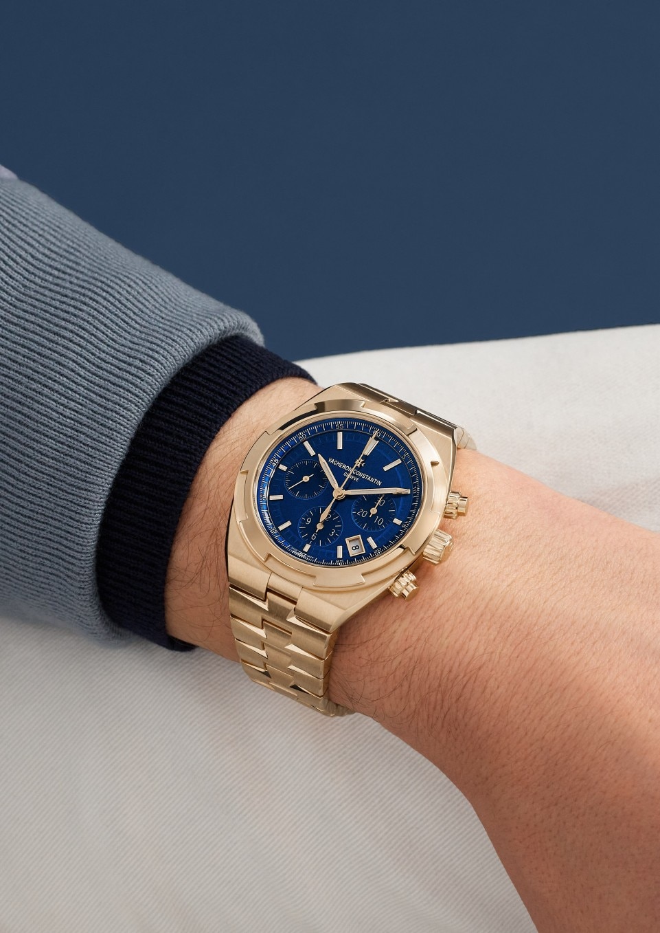 - Lifestyle product photo - Watch - Overseas chronograph - 42.5 mm Pink Gold with Rubber, Grained calfskin leather straps