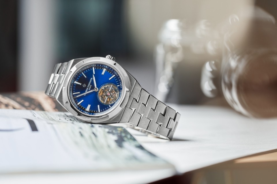 Other view - Lifestyle product photo - Watch - Overseas tourbillon - 42.5 mm Titanium with Grained calfskin leather, Rubber straps