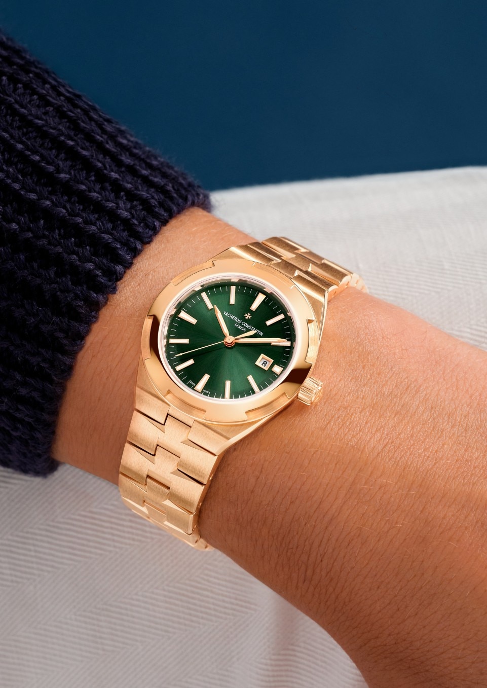 Alternative view - Image - Watch - Overseas self-winding - 34.5 mm Pink Gold with Rubber, Grained calfskin leather straps