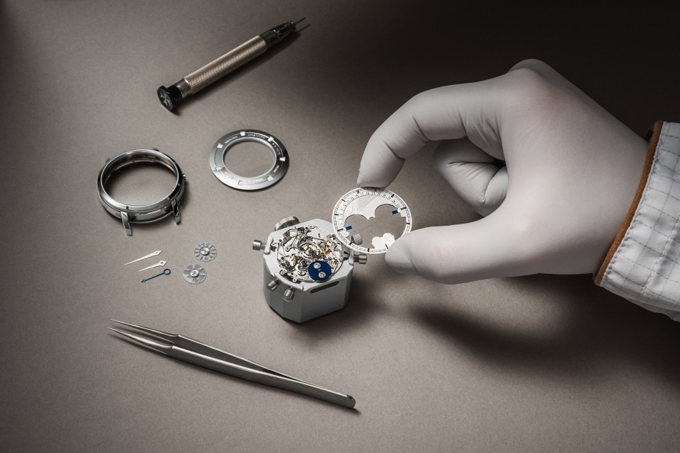 - 品牌形象 - 腕表 - Traditionnelle传袭系列万年历逆跳日历镂雕腕表 - 41毫米 铂金 隽永 鳄鱼皮 表带