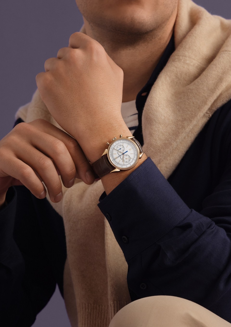 - Lifestyle product photo - Watch - Historiques Cornes de vache 1955 - 38.5 mm Pink Gold with Alligator leather strap