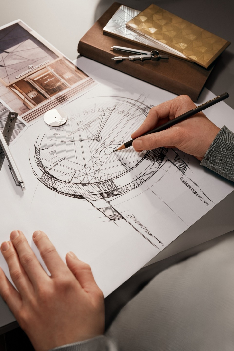 可选视图 - 品牌形象 - 腕表 - Patrimony传承系列月相逆跳日历腕表 - 42.5毫米 白金 隽永 鳄鱼皮 表带