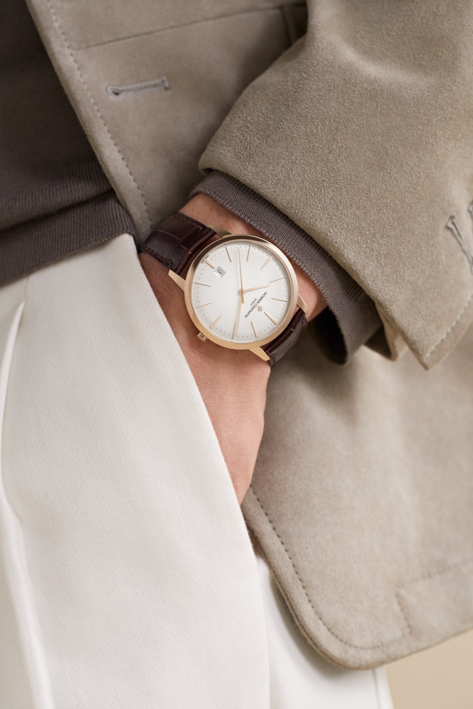 - Lifestyle product photo - Watch - Patrimony self-winding - 40 mm Pink Gold with Alligator leather strap