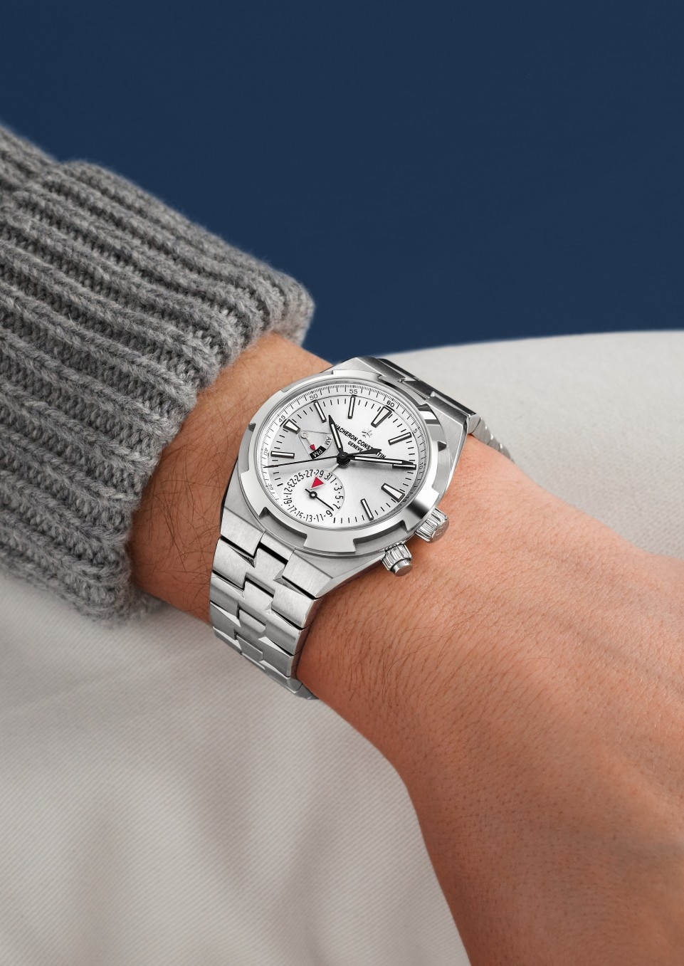 - Lifestyle product photo - Watch - Overseas dual time - 41 mm Steel with Rubber, Grained calfskin leather straps