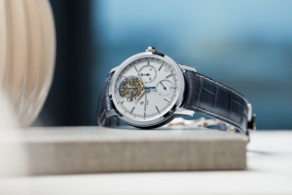 Other view - Lifestyle product photo - Watch - Traditionnelle tourbillon chronograph Collection Excellence Platine - 42.5 mm Platinum with Alligator leather strap