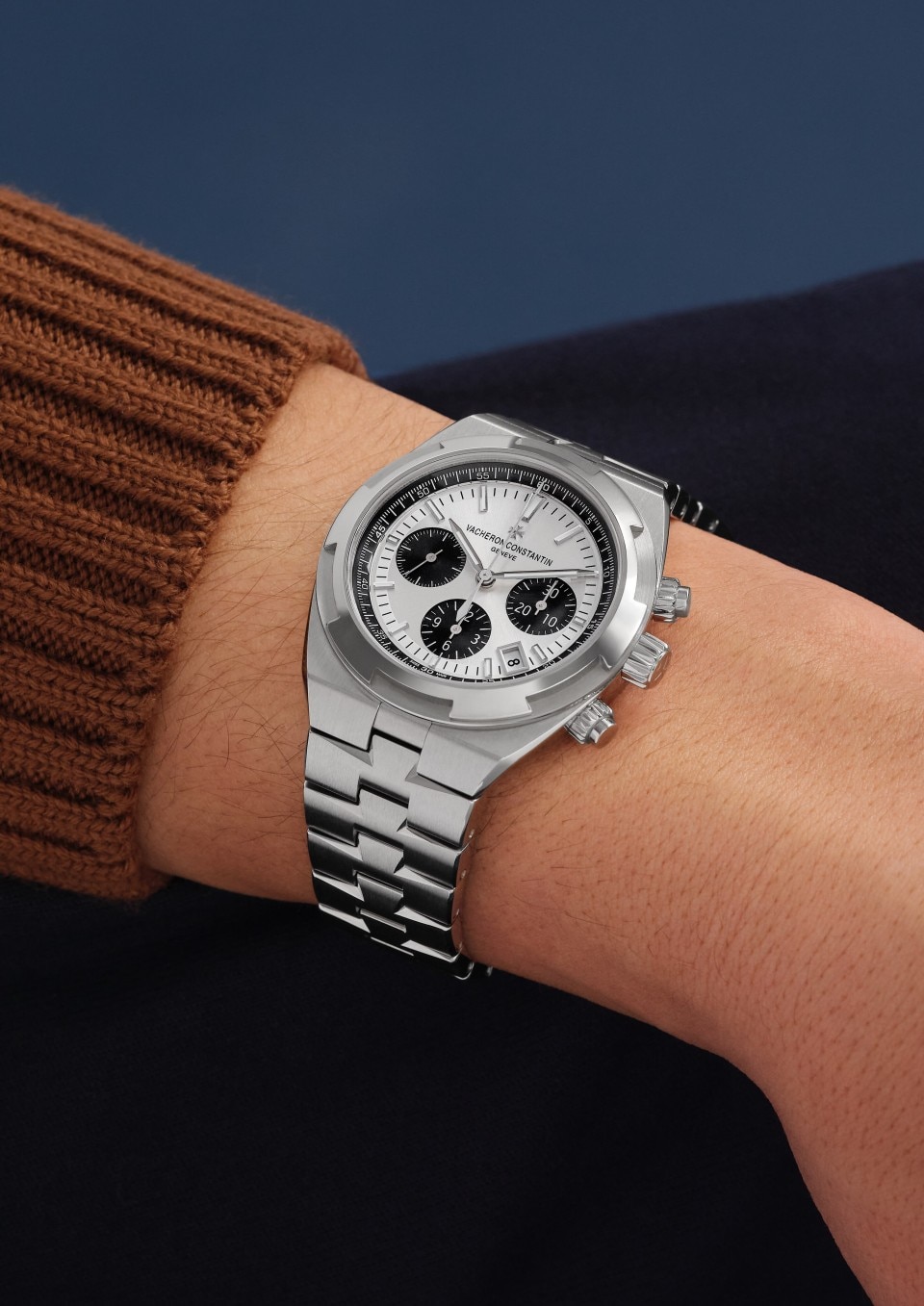- Lifestyle product photo - Watch - Overseas chronograph - 42.5 mm Steel with Grained calfskin leather, Rubber straps