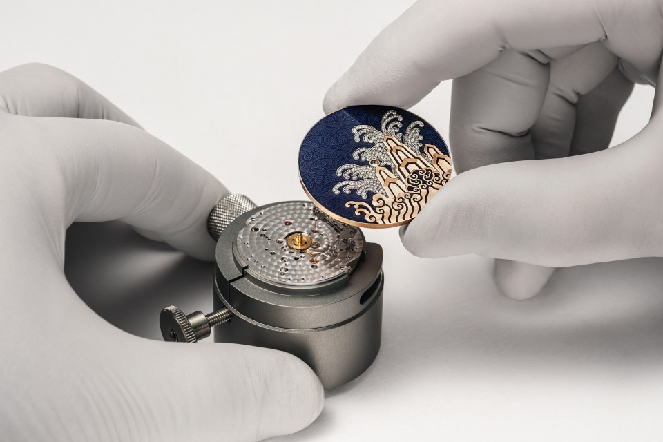 其他视图 - 品牌形象 - 腕表 - Métiers d’Art艺术大师系列“致敬中国文化标志”腕表——月耀河山 - 38毫米 粉红金 隽永 鳄鱼皮 表带