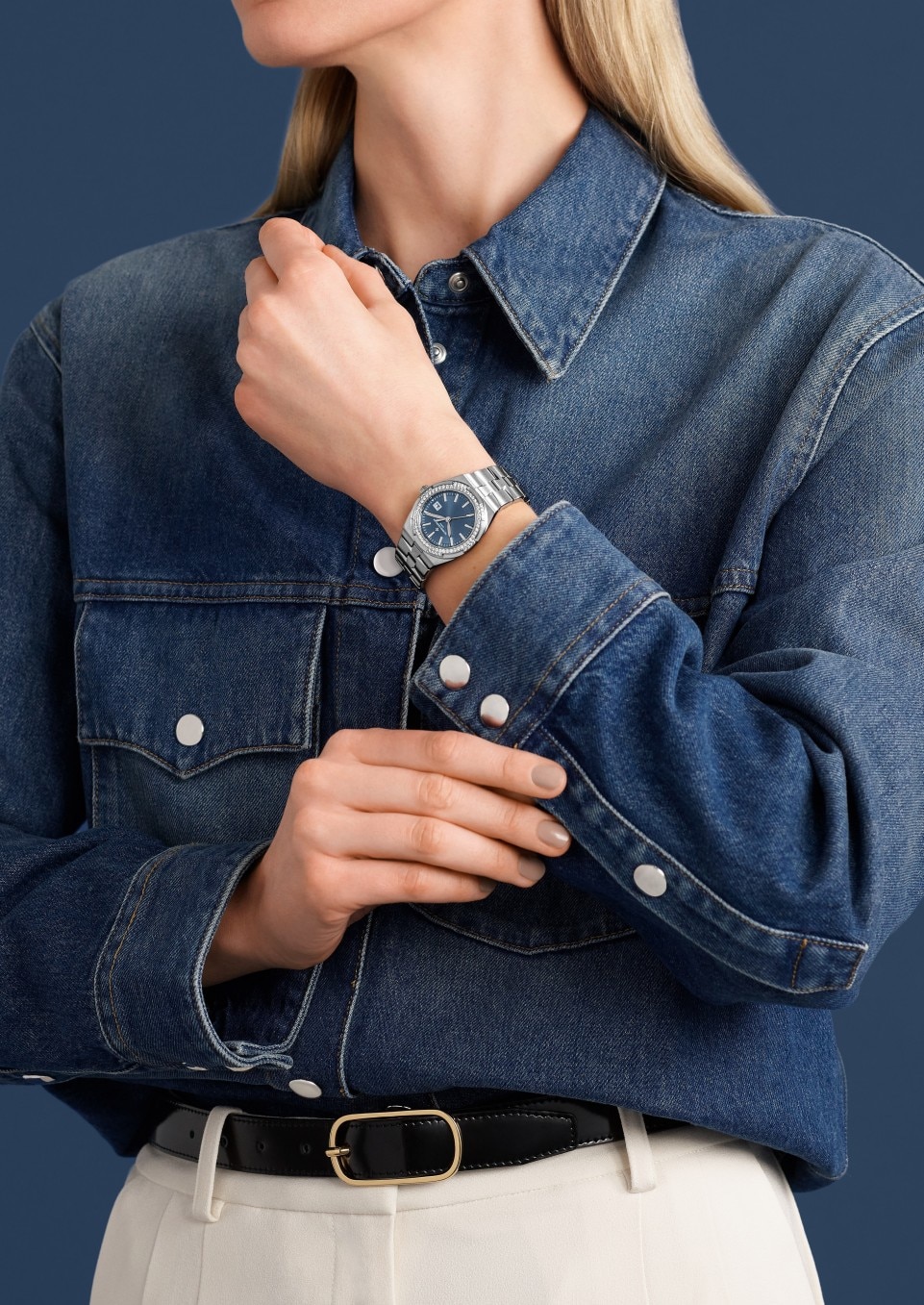 - Lifestyle product photo - Watch - Overseas quartz - 33 mm Steel with Rubber, Calfskin leather straps