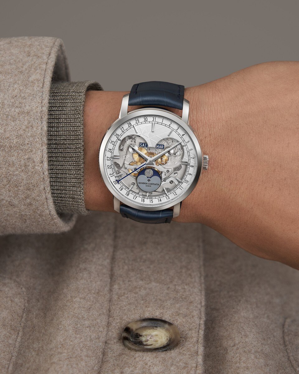 可选视图 - 生活风格作品照片 - 腕表 - Traditionnelle传袭系列全日历镂雕腕表 - 41毫米 铂金 隽永 鳄鱼皮 表带