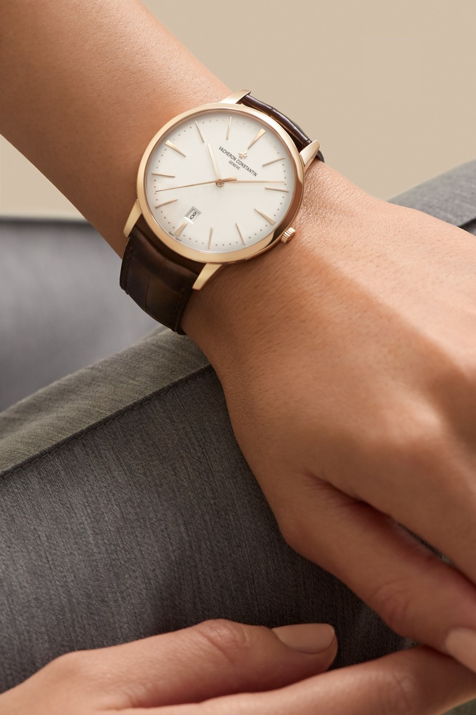 - Lifestyle product photo - Watch - Patrimony self-winding - 40 mm Pink Gold with Alligator leather strap