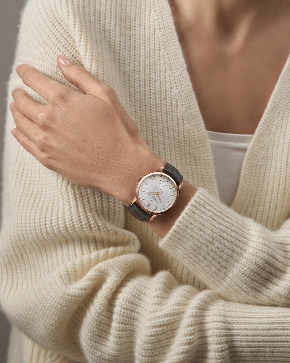 Alternative view - Lifestyle product photo - Watch - Traditionnelle manual-winding - 38 mm Pink Gold with Alligator leather strap