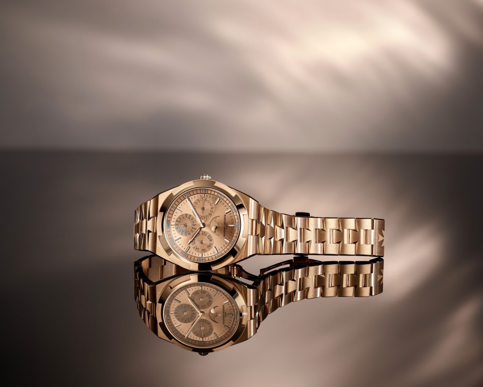 Alternative view - Lifestyle product photo - Watch - Overseas perpetual calendar ultra-thin - 41.5 mm Pink Gold with Rubber strap