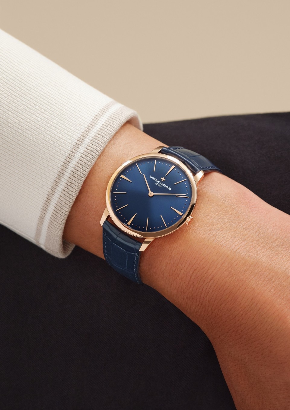 - Lifestyle product photo - Watch - Patrimony manual-winding - 40 mm Pink Gold with Alligator leather strap