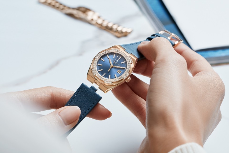 Other view - Lifestyle product photo - Watch - Overseas quartz - 33 mm Pink Gold with Calfskin leather, Rubber straps