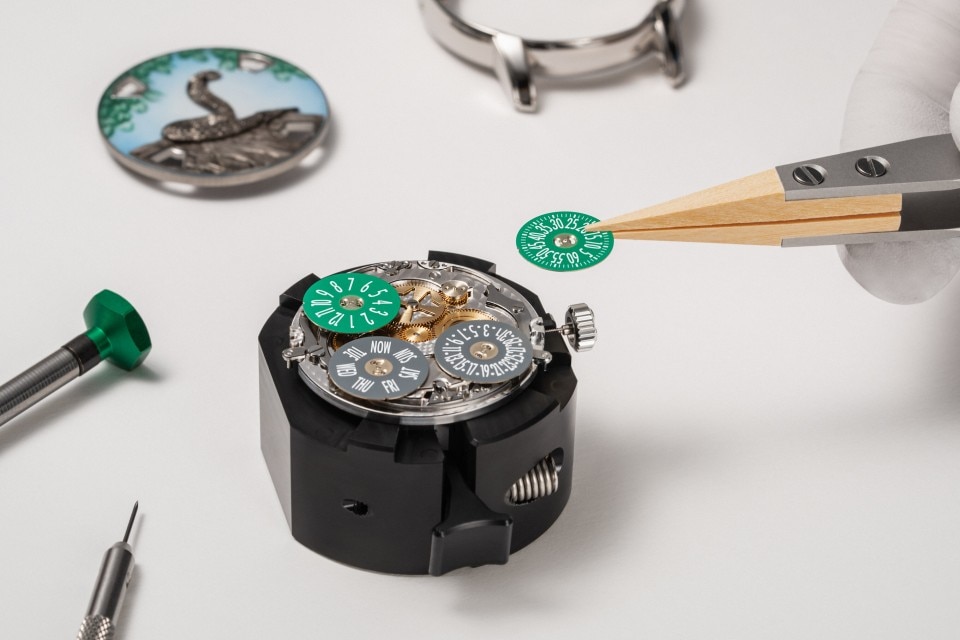 Other view - Reportage - Watch - Métiers d'Art The legend of the Chinese zodiac - year of the snake - 40 mm Platinum with Alligator leather strap