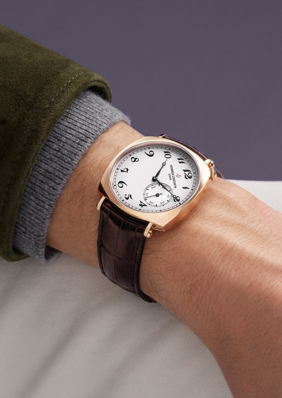 Other view - Lifestyle product photo - Watch - Historiques American 1921 - 40x40 mm Pink Gold with Alligator leather strap