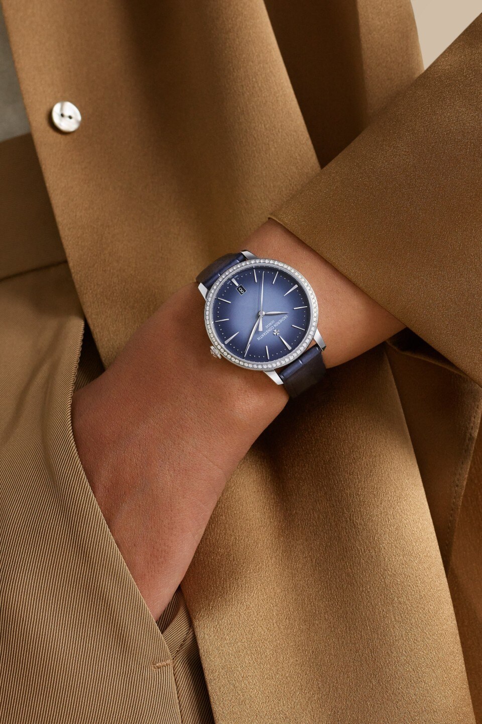 - Lifestyle product photo - Watch - Patrimony self-winding - 36.5 mm White Gold with Alligator leather strap