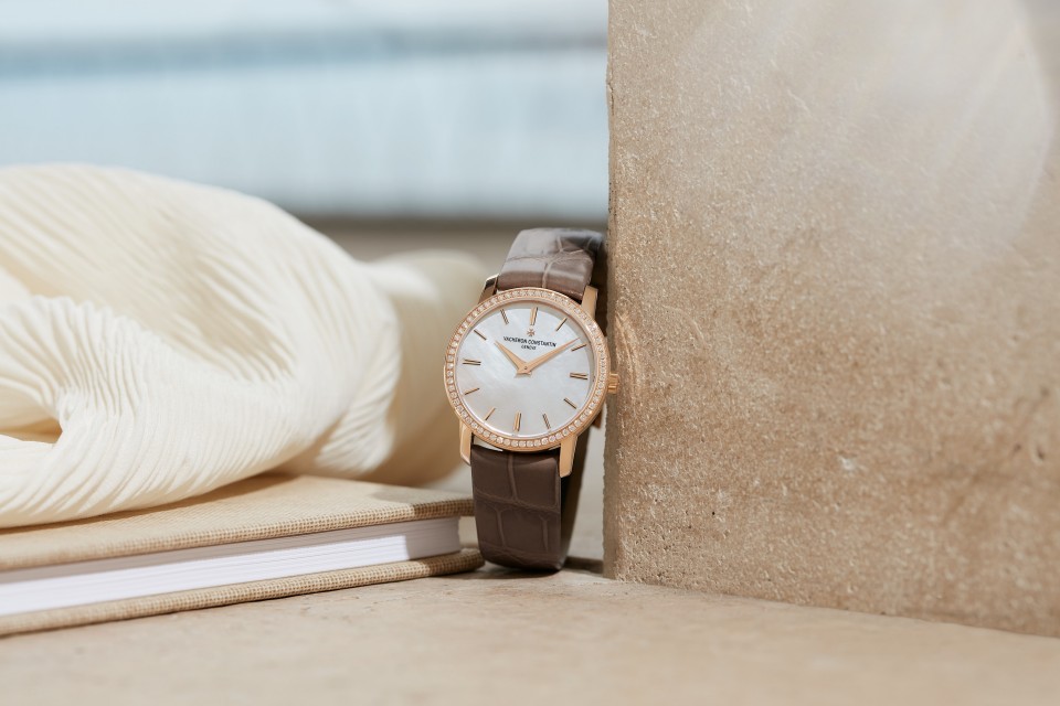 - Lifestyle product photo - Watch - Traditionnelle quartz. - 30 mm Pink Gold with Alligator leather strap
