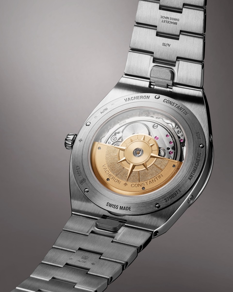 3/4 view - Image - Watch - Overseas perpetual calendar ultra-thin - 41.5 mm White Gold with Rubber, White Gold straps