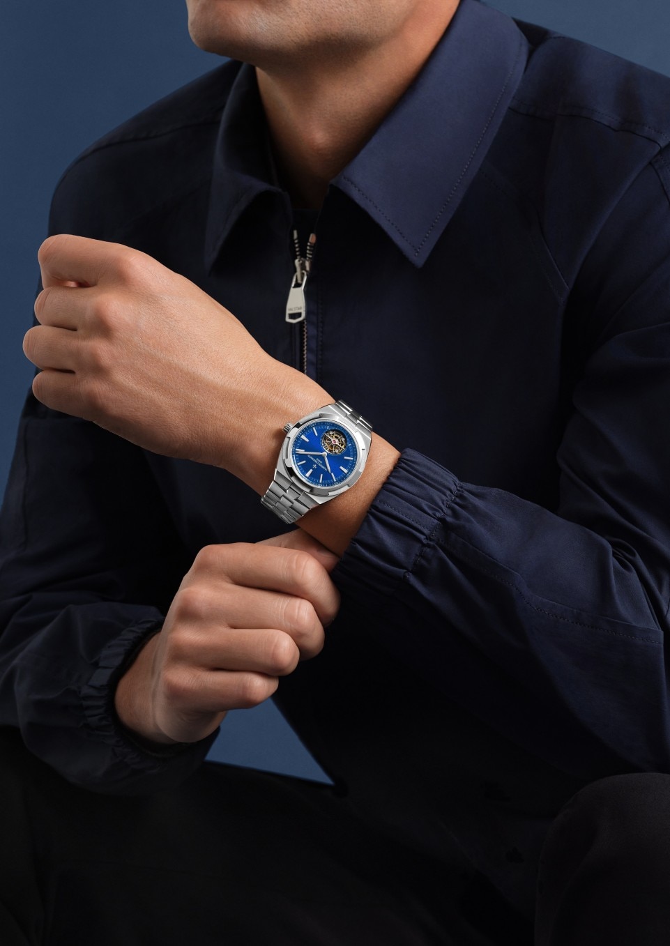 - Lifestyle product photo - Watch - Overseas tourbillon - 42.5 mm Titanium with Grained calfskin leather, Rubber straps