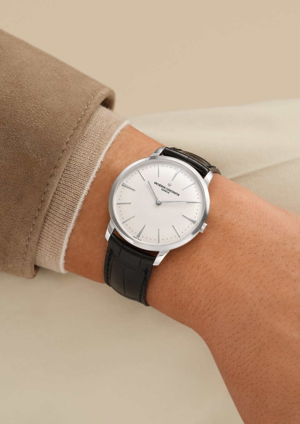 - Lifestyle product photo - Watch - Patrimony manual-winding - 40 mm White Gold with Alligator leather strap